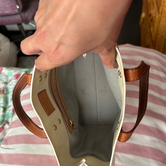 Authentic Used Y2K Louis Vuitton Vernis Reade PM in Marshmallow - Picture 6 of 11